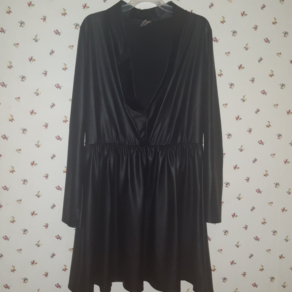 Ladies dress - Picture 2 of 5